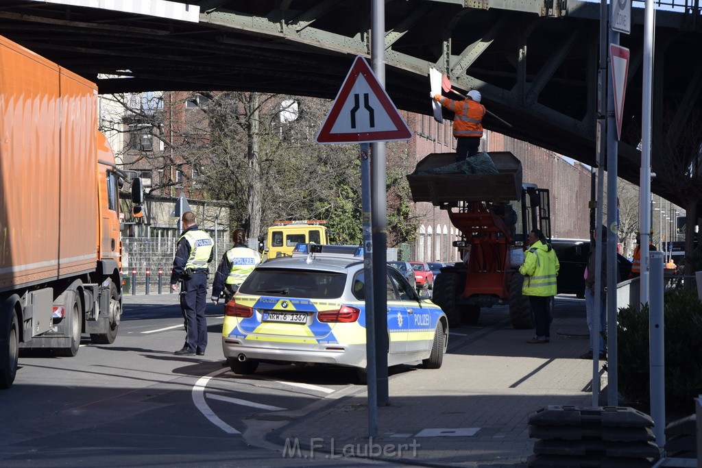 LKW blieb unter Bruecke haengen Koeln Deutz Deutz Muelheimerstr P183.JPG - Miklos Laubert